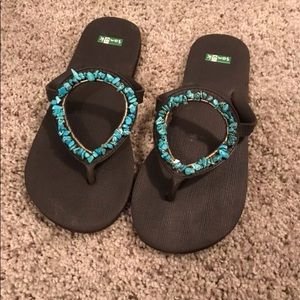 Women Sanuk yoga flip flops